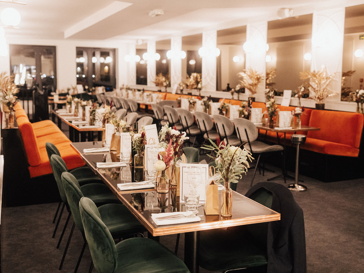Salle de restaurant privatisable à l'étage du Pompon, brasserie avec vue sur les tours de La Rochelle